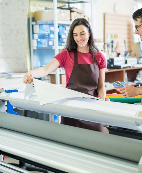 picking-out-color-for-printing-6THM4LF-e1588889975881.jpg